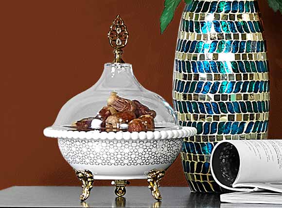 Covered serving dish for iftar parties 